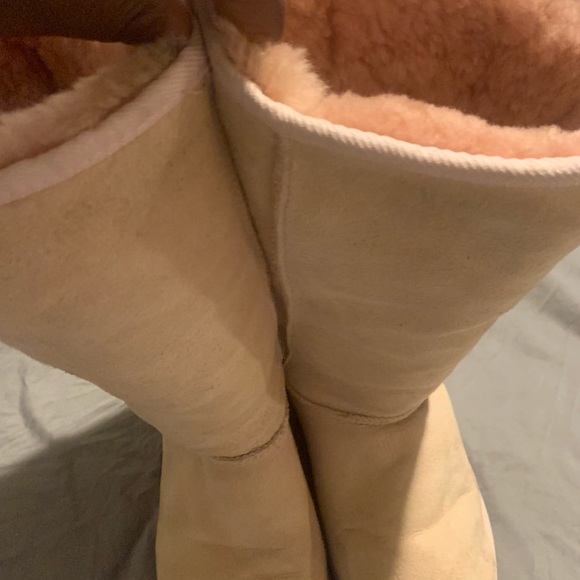 Ugg - Picture 4 of 6